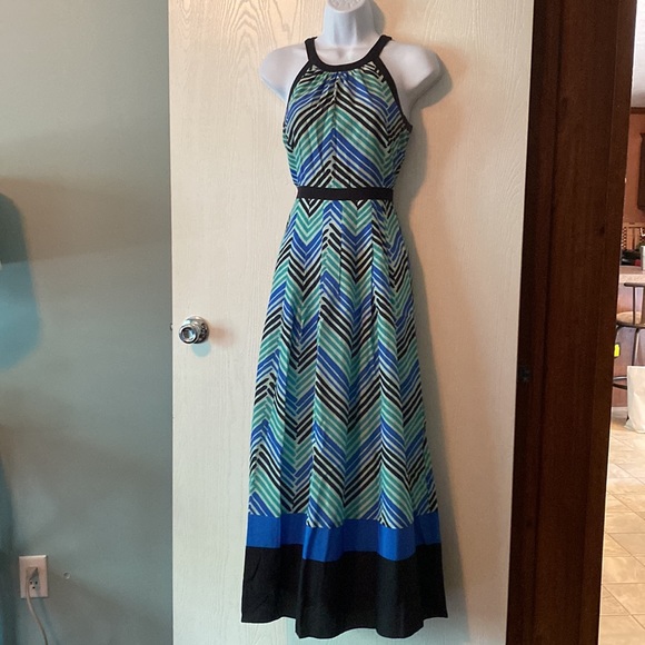 GORGEOUS Ann Taylor chevron-printed dress, size 0P - Picture 2 of 5
